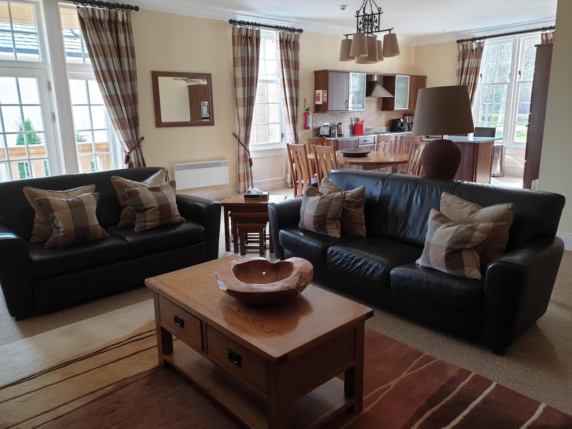 Cameron House On Loch Lomond อเล็กซานเดรีย ภายนอก รูปภาพ The interior of a typical apartment at the hotel